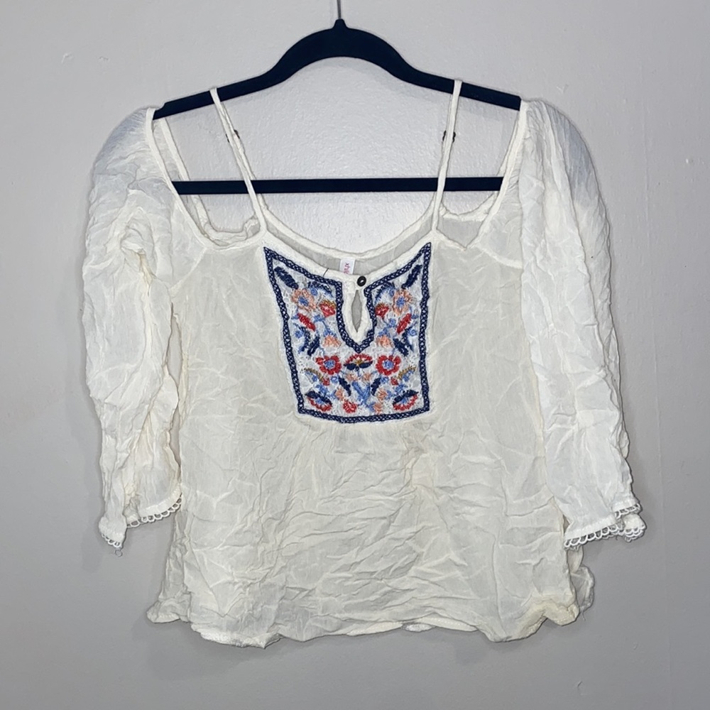 🎱White flowy off the shoulder with detailed pattern top! - Picture 2 of 6